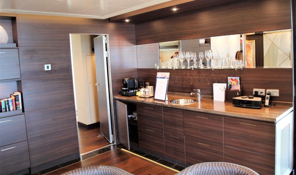 A spacious bar area for entertaining.A spacious bar area for entertaining.