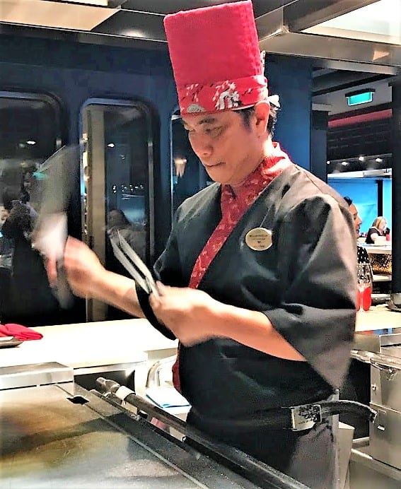 Tappanaki Chef - Juggling knives before preparing the meal